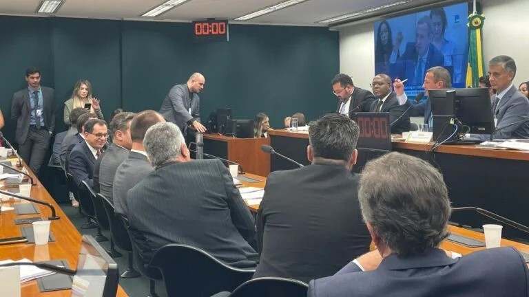 Sessão de Silvio Almeida na Comissão de Segurança começa com bate-boca