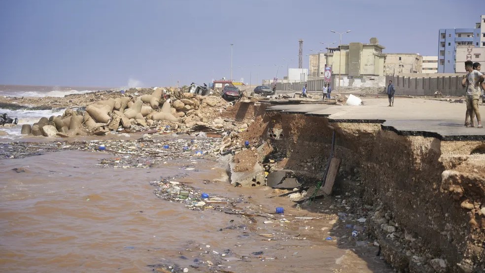 Líbia recupera mil corpos em cidade inundada após tempestades; 10 mil estão desaparecidos