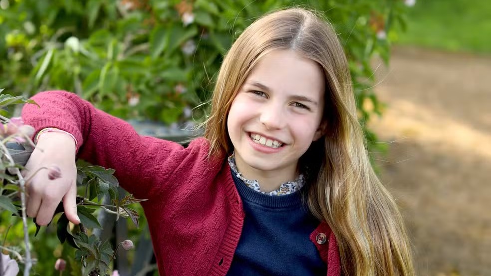 Princesa Kate posta foto de Charlotte para celebrar aniversário de 9 anos de sua filha