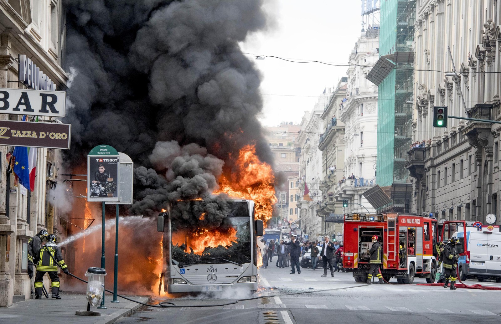 Ônibus explode no centro histórico de Roma