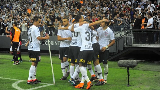 Corinthians bate o Vitória e se classifica para as quartas