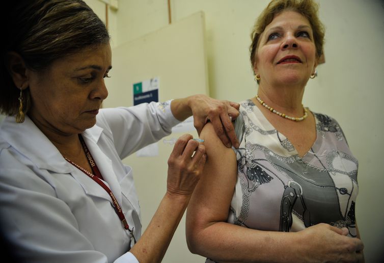 Vacinação contra gripe mobiliza hoje 65 mil postos em todo o país