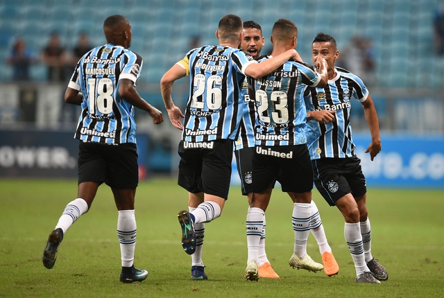 Grêmio vence Goiás com reservas e brilho de Alisson para carimbar vaga nas quartas