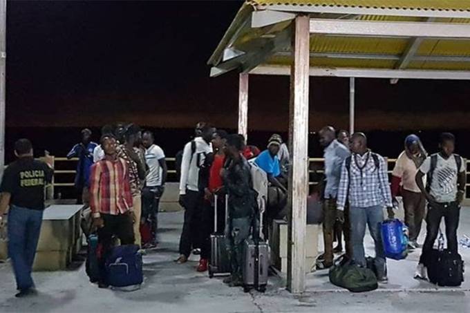 Barco à deriva com 25 africanos é resgatado no litoral do Maranhão