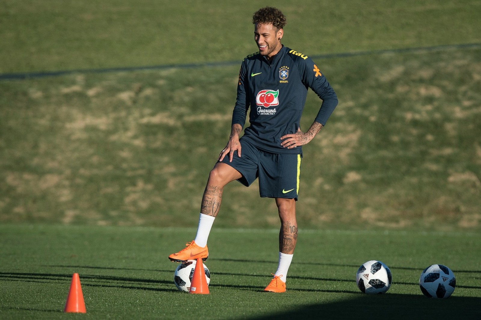Neymar antecipa agenda em campo e mostra segurança em pé operado