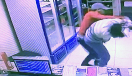 Mulher luta com bandidos durante assalto a pizzaria em Cuiabá