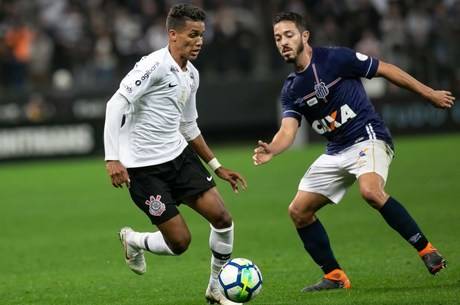 Corinthians sai na frente, mas cede empate para Santos no clássico