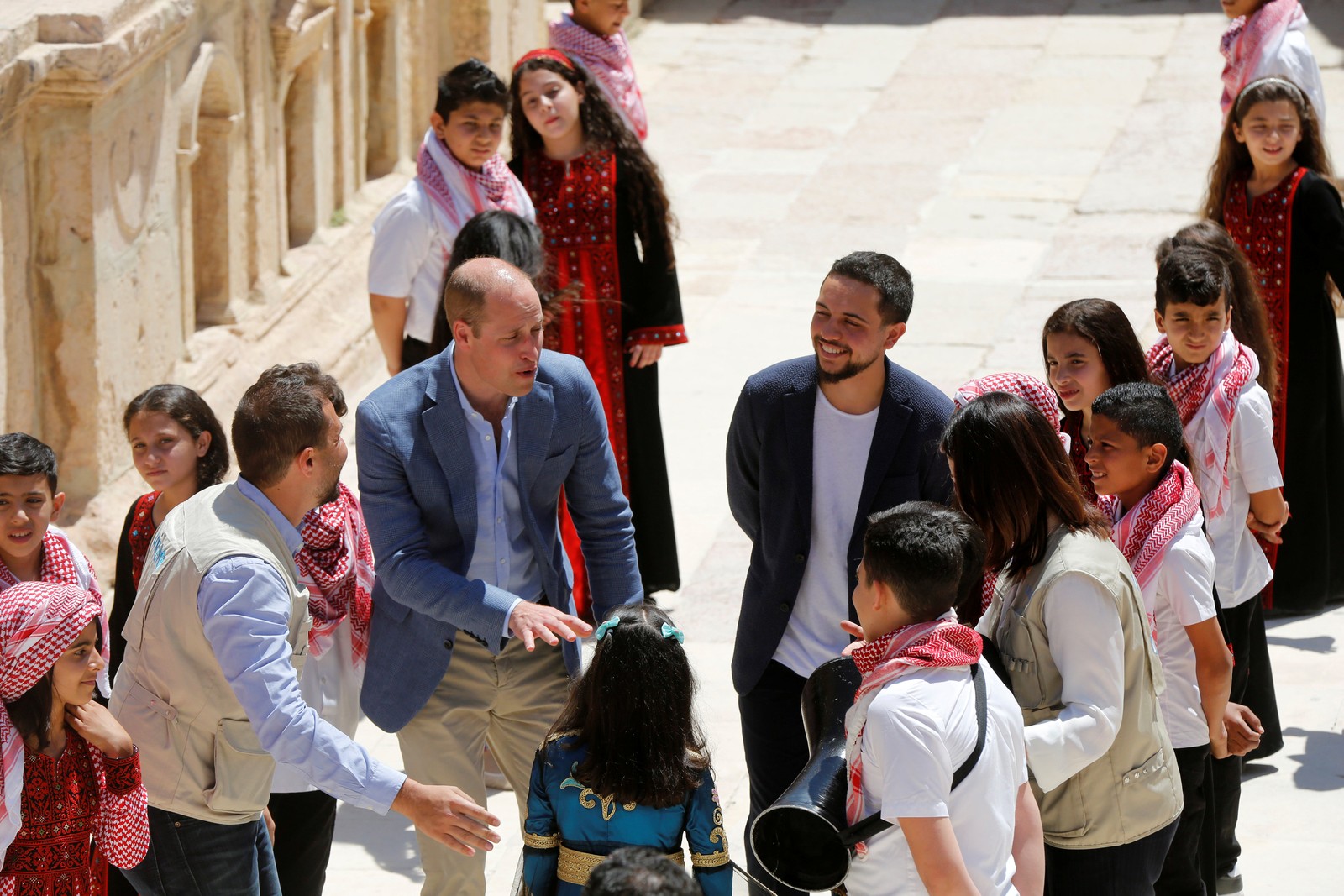 Príncipe William se reúne com crianças sírias na Jordânia