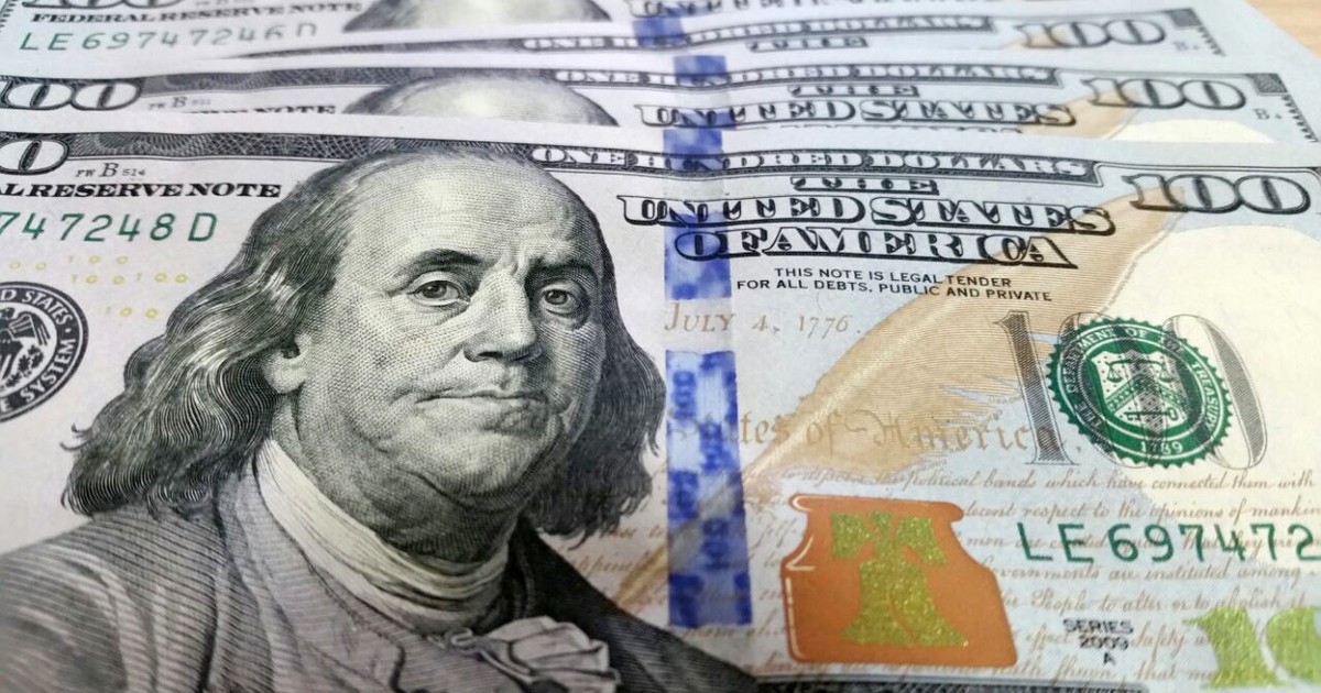Dólar fecha abaixo de R$ 3,80, sob influência externa e política local