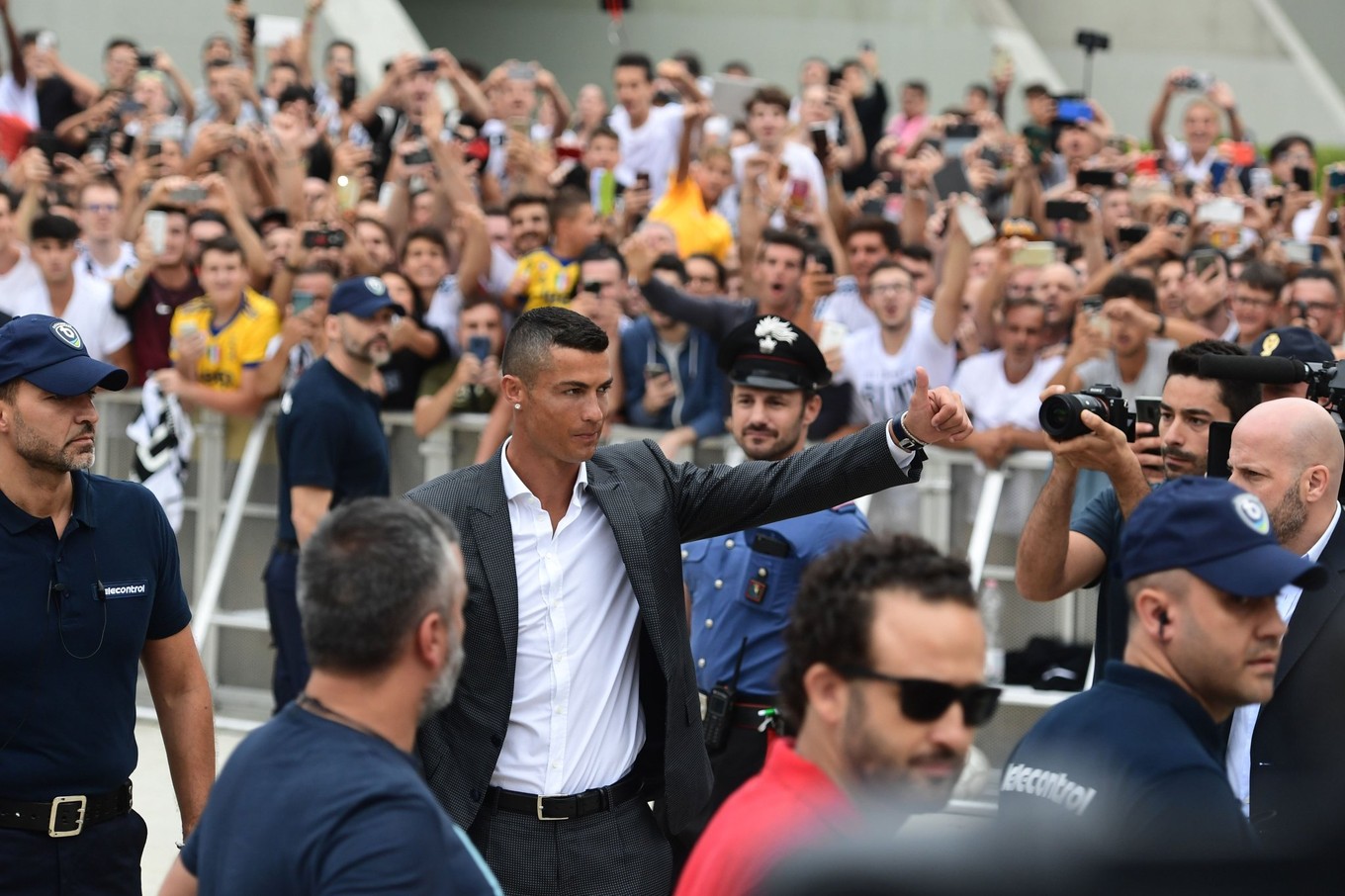 Cristiano Ronaldo faz exames médicos na chegada à Juventus