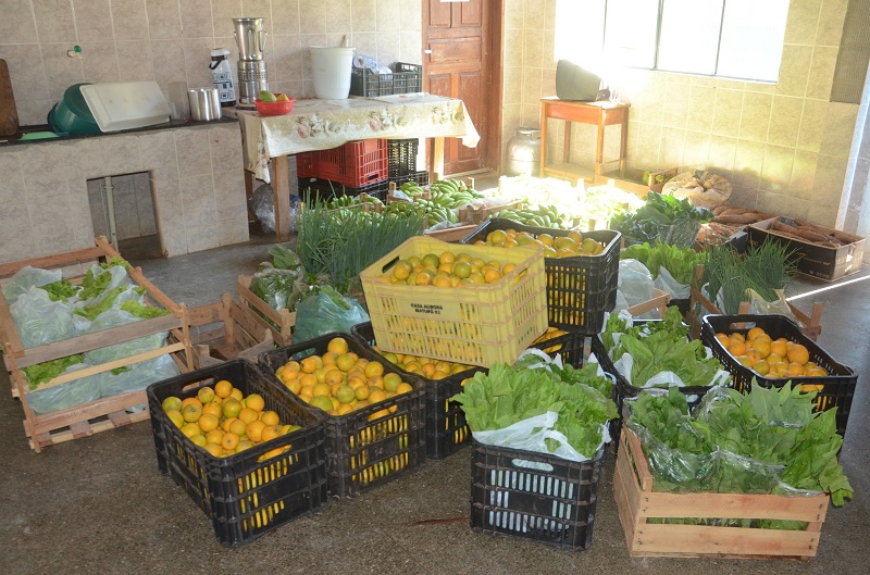 Assistência social em parceria com associação de produtores doam legumes, frutas e verduras à entidades