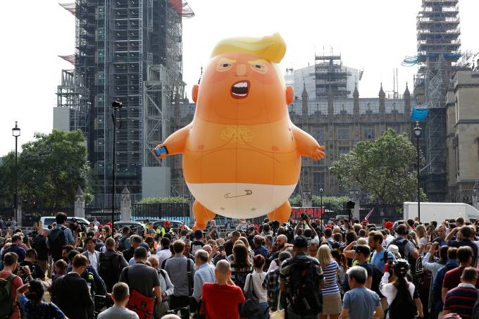 Balão do ‘bebê Trump’ é usado em protestos no centro de Londres