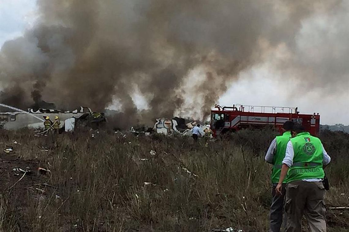 Os 101 ocupantes do avião que caiu no México estão vivos, diz empresa