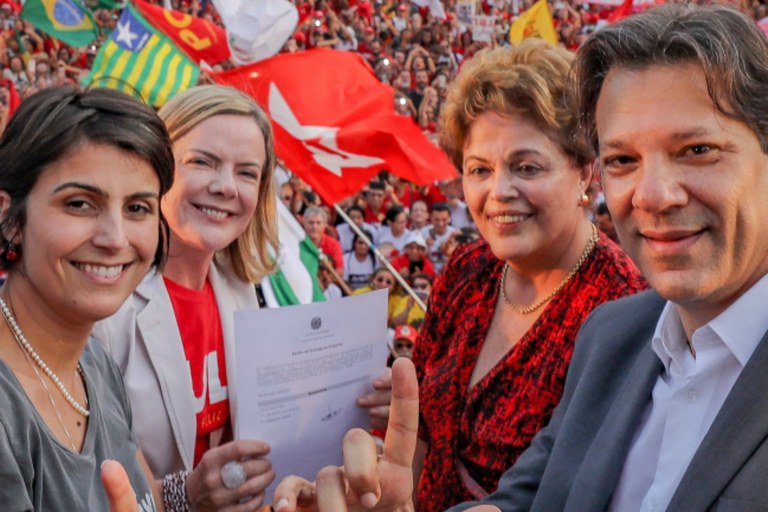 PT registra candidatura de Lula