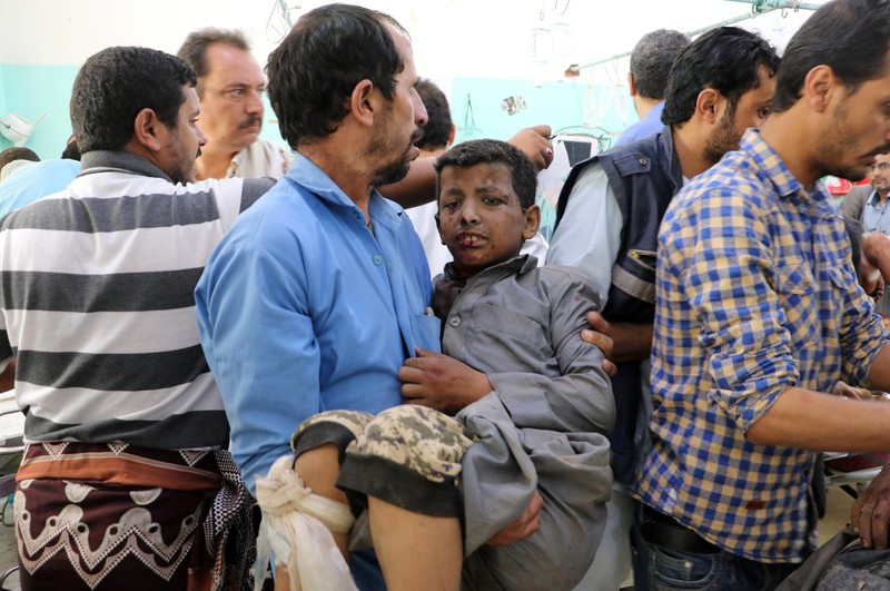 Bombardeio contra ônibus com crianças deixa mortos e feridos no Iêmen