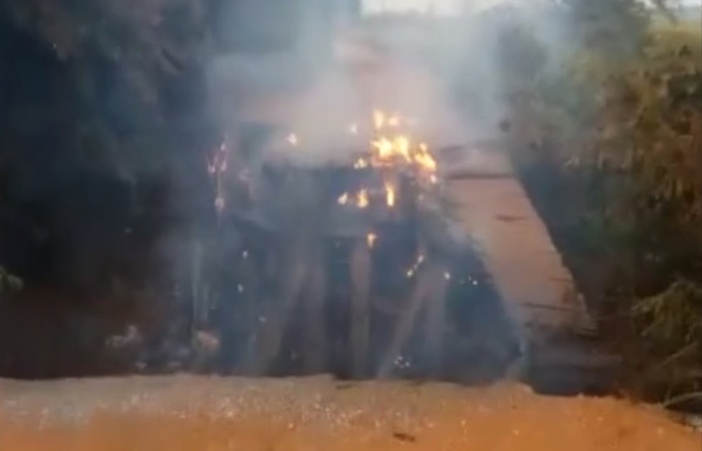 Ponte entre municípios pega fogo e governo registra boletim para apurar vandalismo
