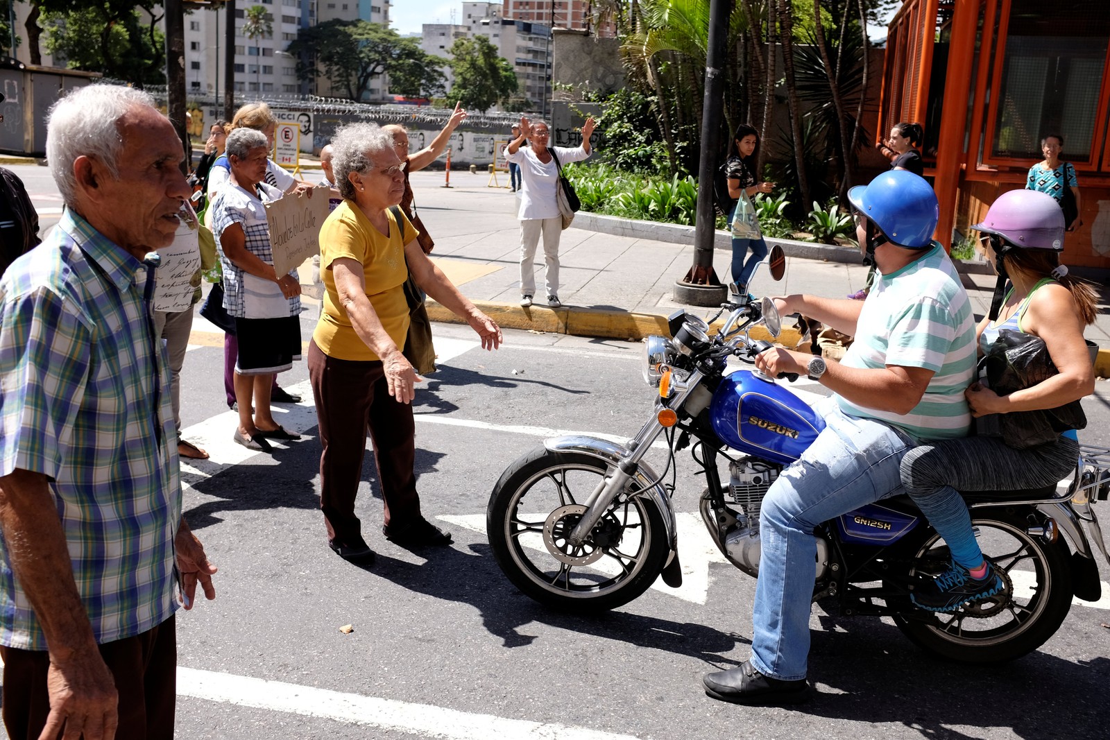 Idosos bloqueiam ruas na Venezuela para exigir pagamento da aposentadoria