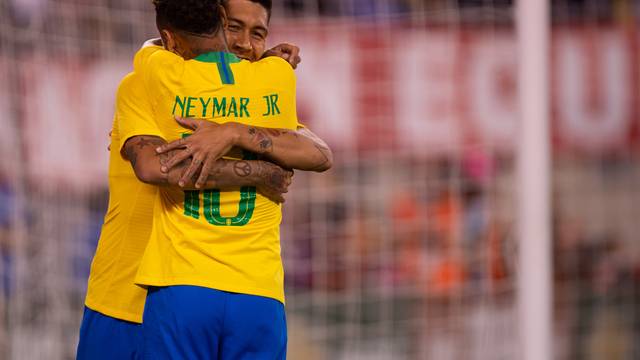 Douglas Costa brilha, Neymar marca, e Seleção inicia novo ciclo com vitória