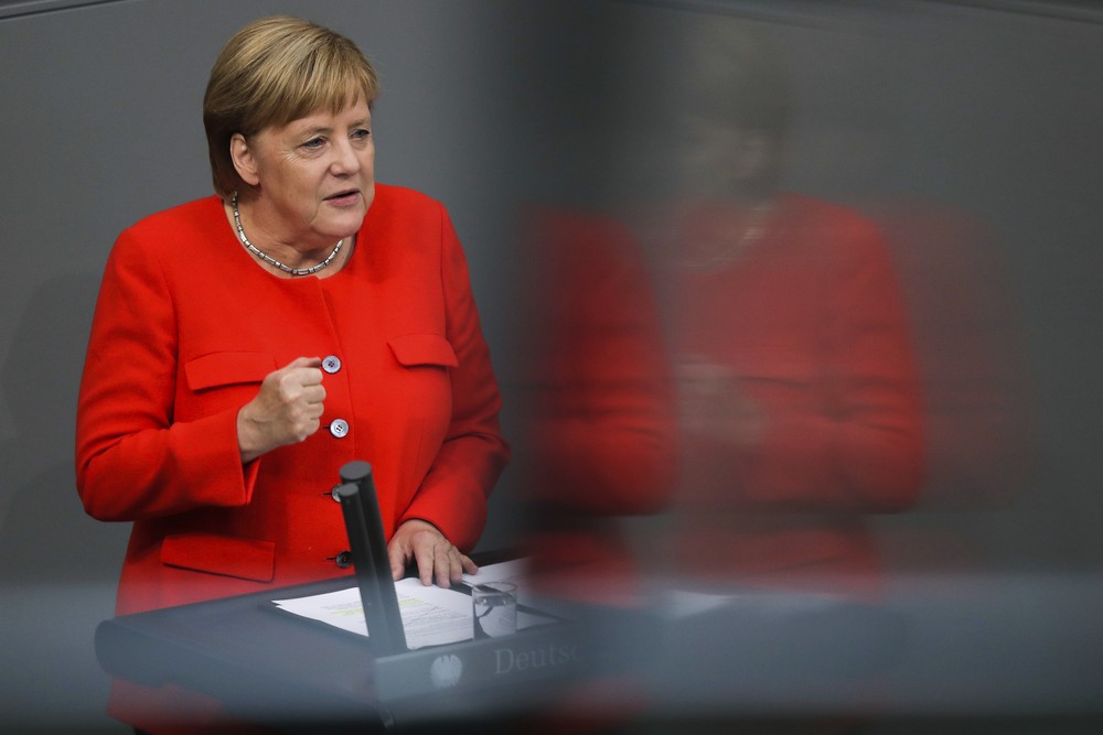 Merkel repudia violência e palavras de ordem nazista em protestos