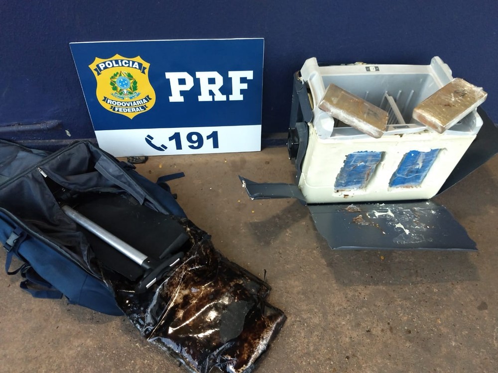 Passageiros de ônibus são presos com cocaína escondida em fundo falso de mala e caixa térmica