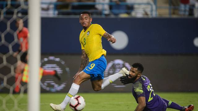 Jesus desencanta e Neymar vira garçom em vitória do Brasil sobre a Arábia Saudita