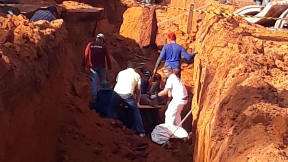 Dois trabalhadores morrem soterrados e um fica ferido em obra
