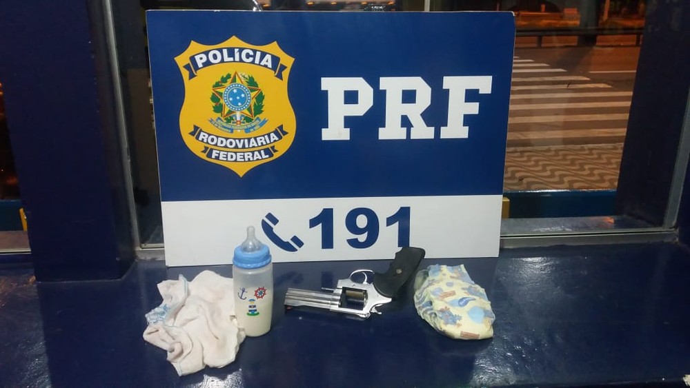 Mãe esconde arma em coberta de bebê de 9 meses e é presa pela PRF