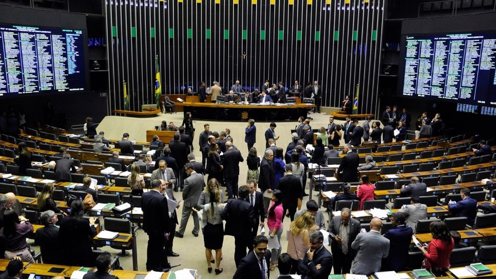 Câmara aprova permissão para municípios estourarem limite de gastos com pessoal