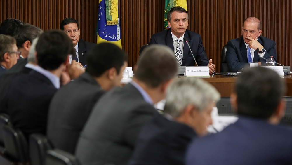 Bolsonaro discute revisão de contratos e exonerações com ministros