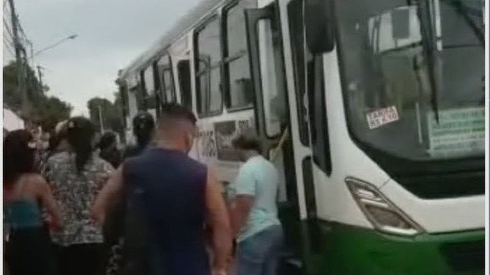 Mulher defeca dentro de ônibus em Cuiabá e passageiros têm que trocar de veículo para seguir viagem