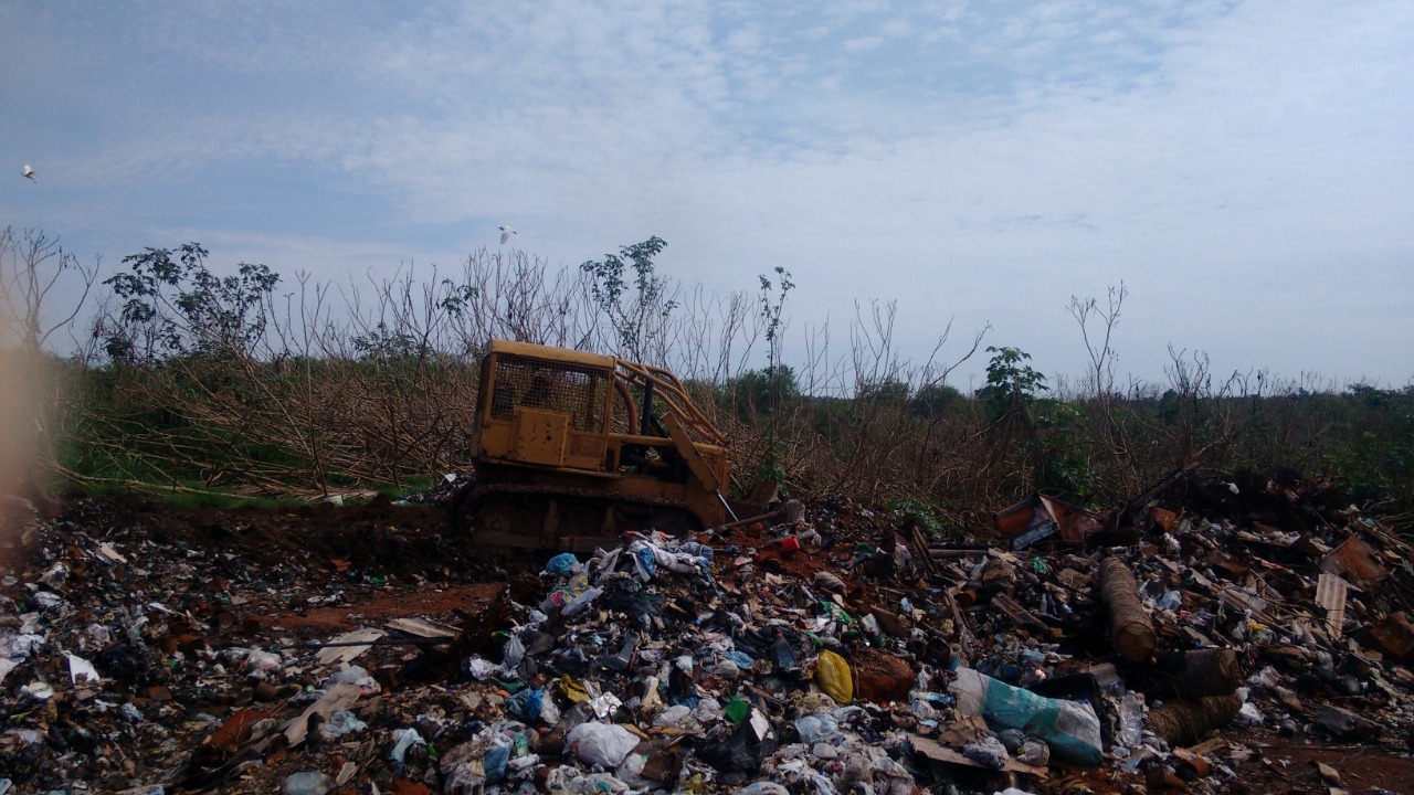 Secretaria de Obras organiza lixão em Peixoto de Azevedo