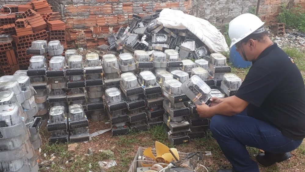Três pessoas são presas com mais de 400 medidores de energia furtados de empresa em Cuiabá