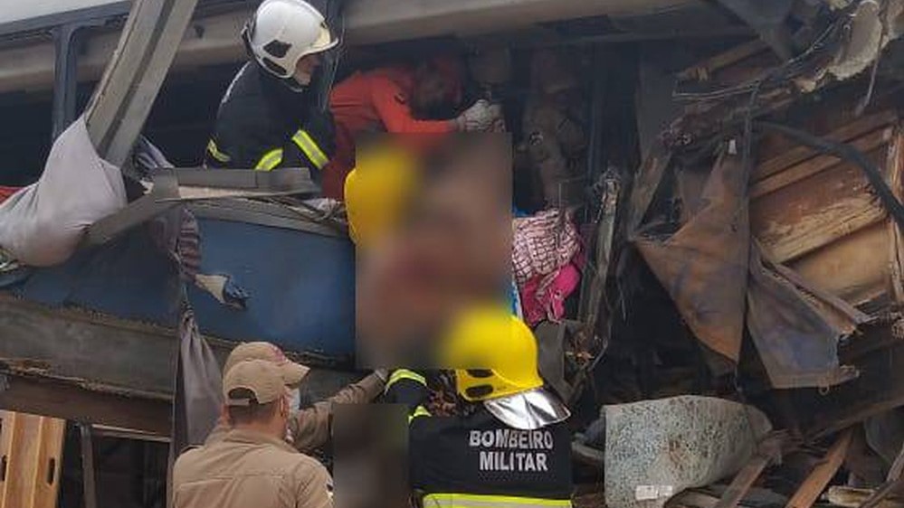 Acidente entre ônibus e carreta mata três mulheres e deixa 4 feridos em MT