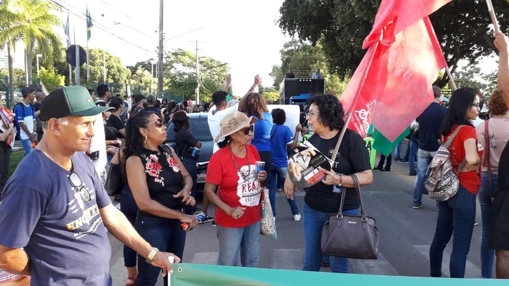 Após anúncio de greve, servidores da Educação fazem ato em frente à Seduc