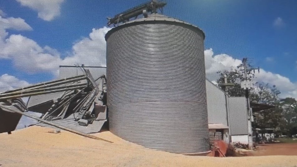 Silo com 600 toneladas de milho se rompe e maquinário fica soterrado em MT