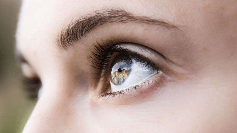 Cientistas criam lentes de contato que dão zoom ao piscar