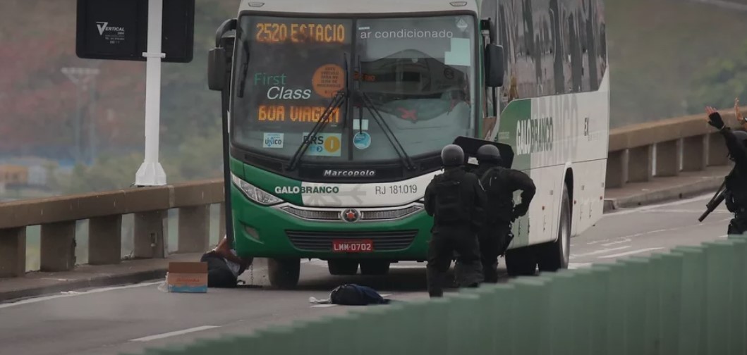 Ponte Rio-Niterói: após quatro horas, sequestrador é morto pela polícia