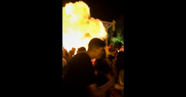 Fogos de artifício falham durante festival de praia, atingem público e deixam 2 feridos graves