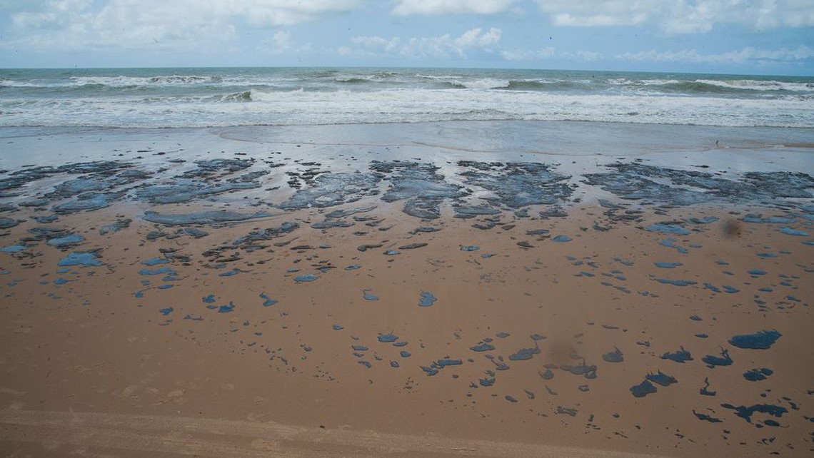 Petrobras recolhe mais de 133 toneladas de resíduo oleoso de praias