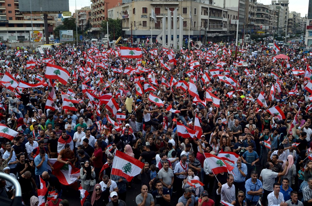Milhares de pessoas protestam no Líbano pelo quarto dia consecutivo