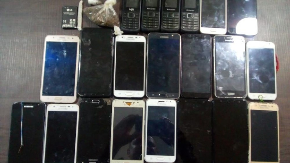 Agentes apreendem 31 celulares, 50 chips e drogas em penitenciária em MT