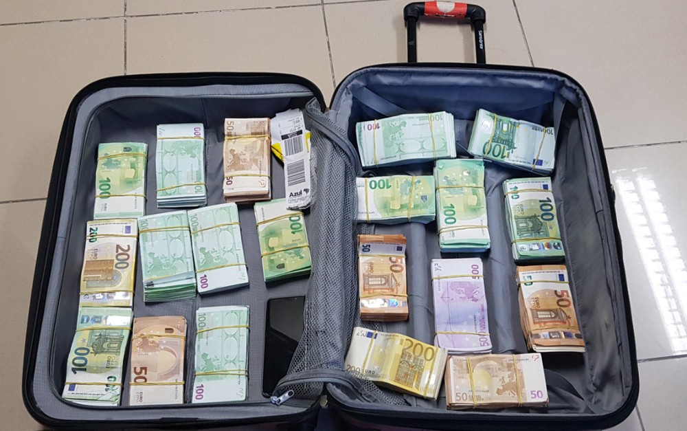 Homem é flagrado com 400 mil euros na mala, no Aeroporto do Recife
