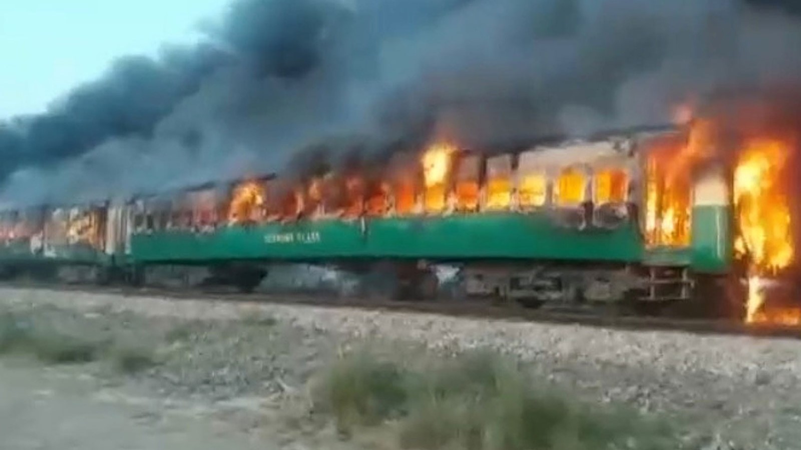 Botijão de gás explode em trem e mata dezenas de pessoas no Paquistão