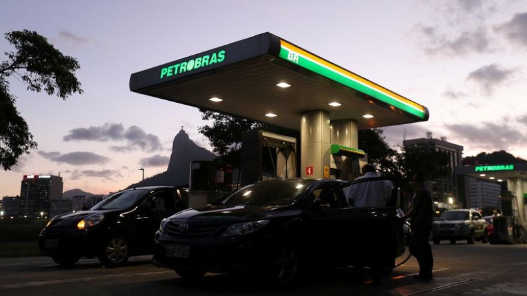Petrobras eleva gasolina em 4% nas refinarias após alta do dólar