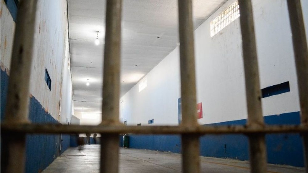 Governo de MT unifica cadeias públicas de dois municípios e transfere 34 detentos