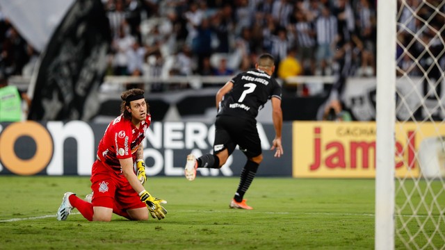 Botafogo vence o Corinthians e respira no Brasileirão