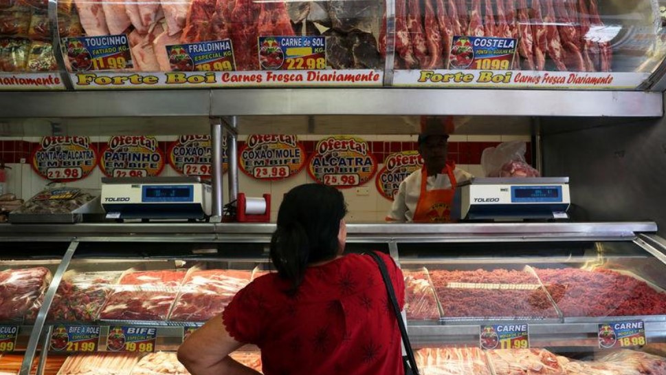 Alta das carnes pressiona e inflação no Brasil tem maior novembro em 4 anos