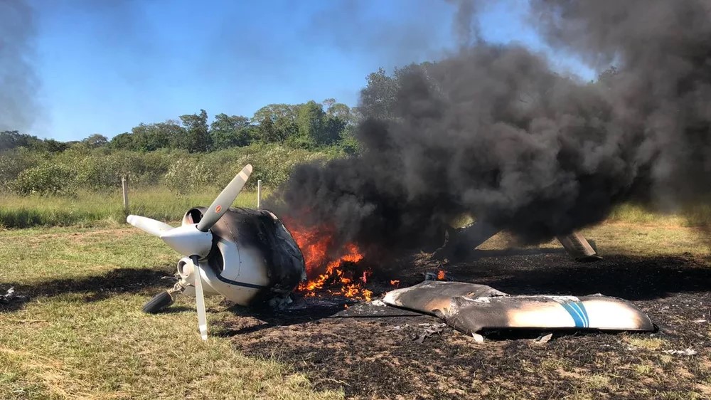 Avião é interceptado pela FAB em Mato Grosso, faz pouso forçado e é destruído pelo fogo