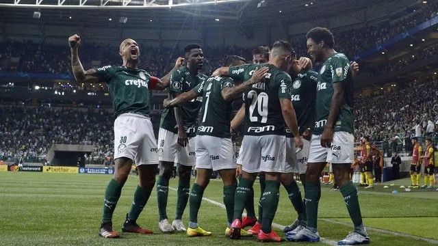 Com três de Luiz Adriano, Palmeiras vence Guaraní-PAR e se isola em liderança