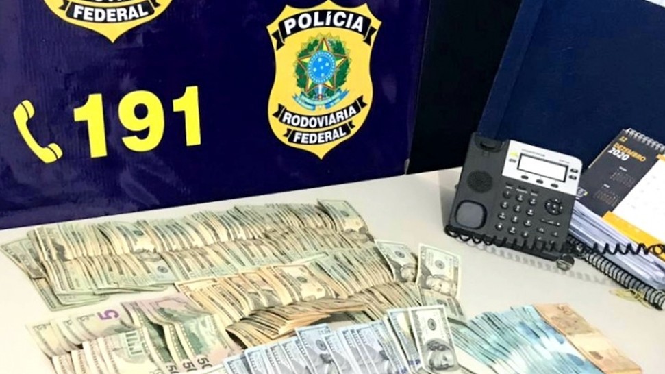 Motorista de caminhão é detido com 10 mil dólares escondidos na cabine do veículo em MT
